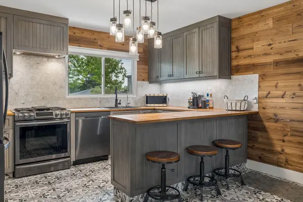 27 Heston ST NW, Calgary, AB T2K 2C3