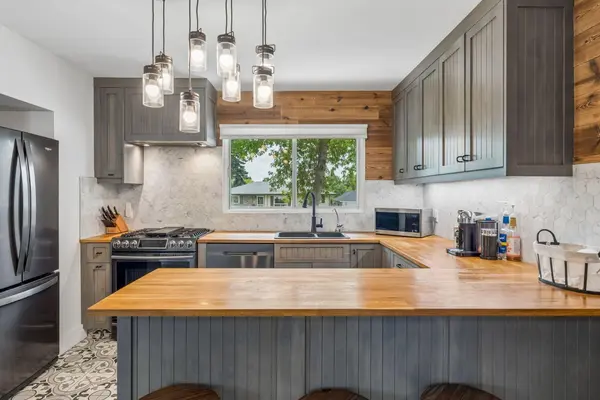 27 Heston ST NW, Calgary, AB T2K 2C3