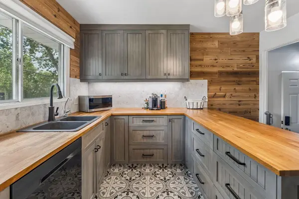 27 Heston ST NW, Calgary, AB T2K 2C3