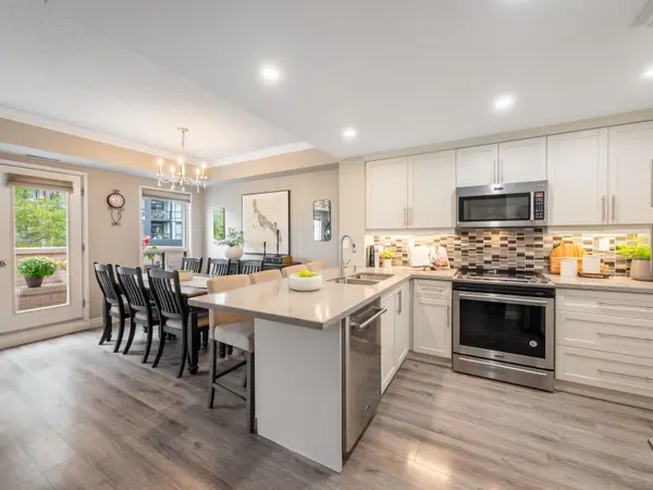 9 Greenbriar RD #306, Toronto C15, ON M2K 1H4