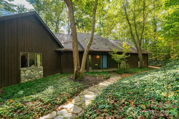 2 Dogwood LN, Fletcher, NC 28732
