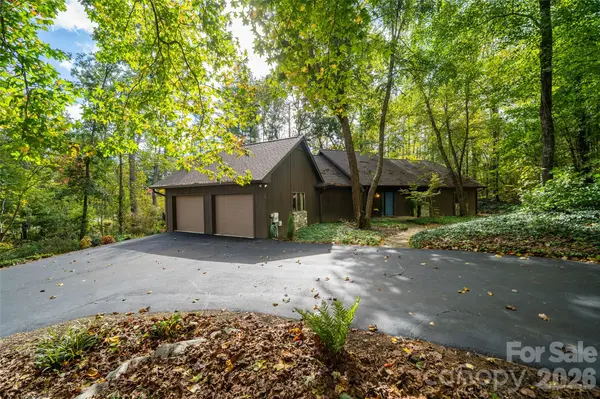 2 Dogwood LN, Fletcher, NC 28732
