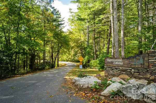 2 Dogwood LN, Fletcher, NC 28732