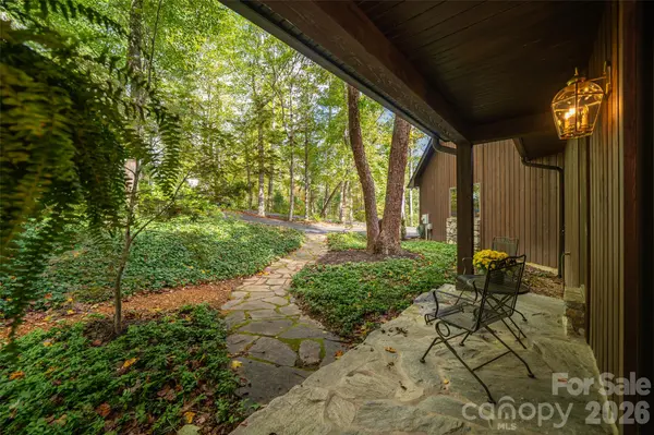 2 Dogwood LN, Fletcher, NC 28732