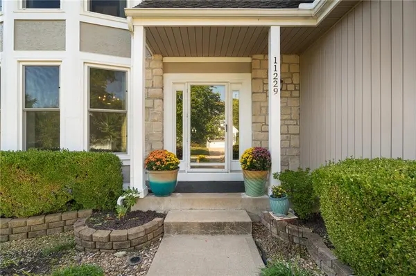 11229 W 117th ST, Overland Park, KS 66210