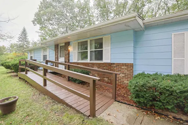 57191 Pinewood DR, South Bend, IN 46619-5561