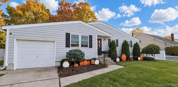 22 5th AVE, Farmingdale, NY 11735