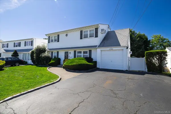 129 Arlyn DR, Massapequa, NY 11758