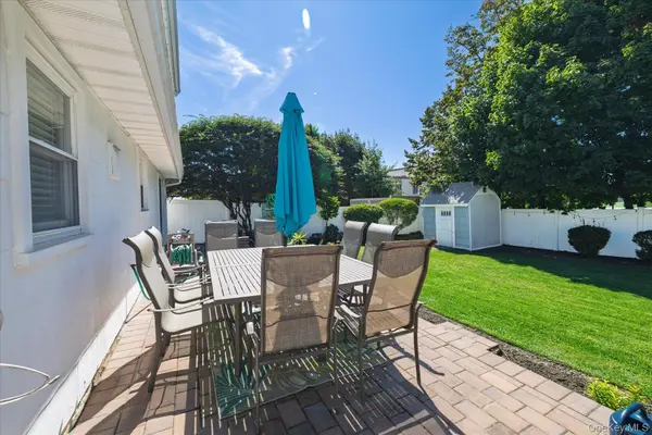 129 Arlyn DR, Massapequa, NY 11758