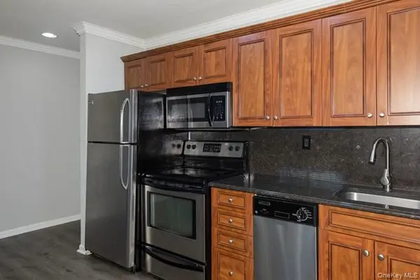 397 Great East Neck RD #397E, West Babylon, NY 11704