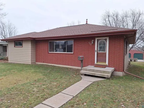 806 N 7th St, Virginia, MN 55792
