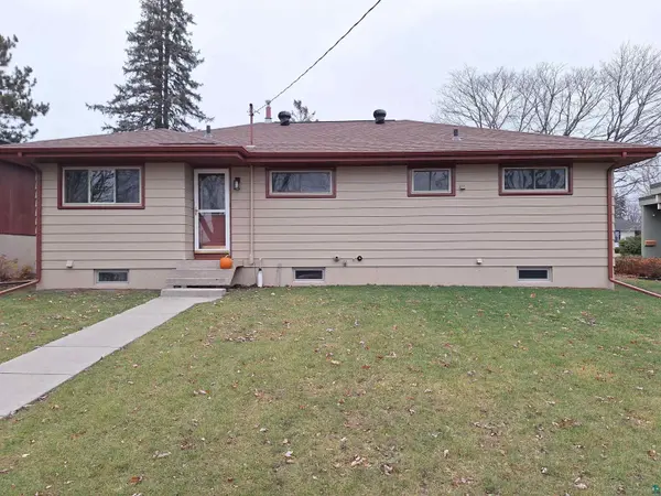 806 N 7th St, Virginia, MN 55792