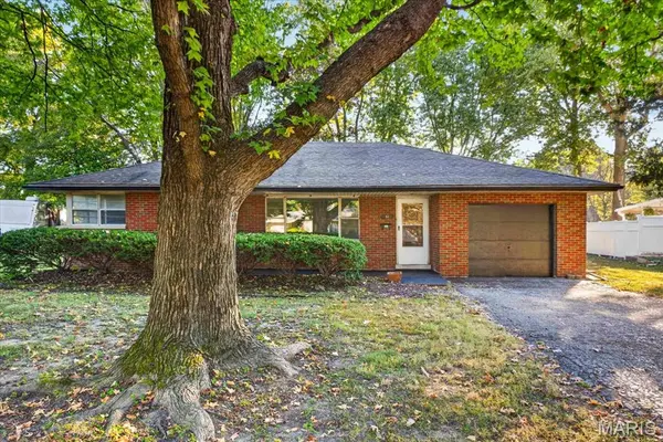 31 Friendly DR, Belleville, IL 62226
