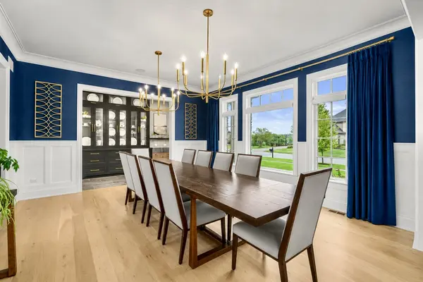 39W464 Long Meadow LN, St. Charles, IL 60175