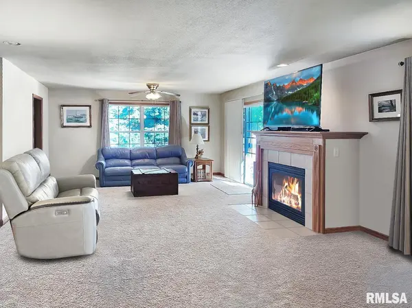 1602 W GENEVA RD, Peoria, IL 61615