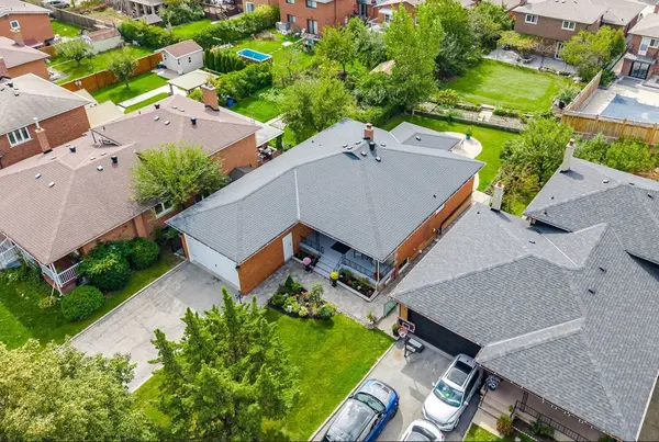 28 Eldorado CT, Toronto W05, ON M3J 1X1
