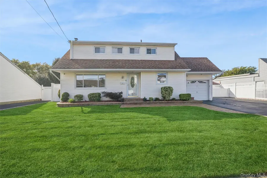 532 Alwick AVE, West Islip, NY 11795