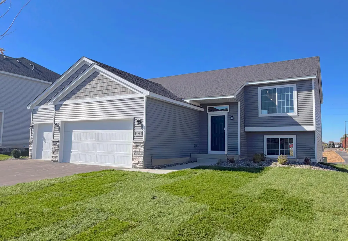 1923 Pierce ST S, Cambridge, MN 55008