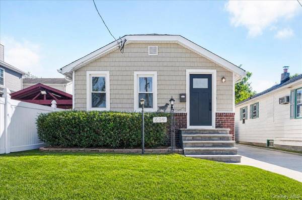 609 Hempstead Gardens DR, West Hempstead, NY 11552