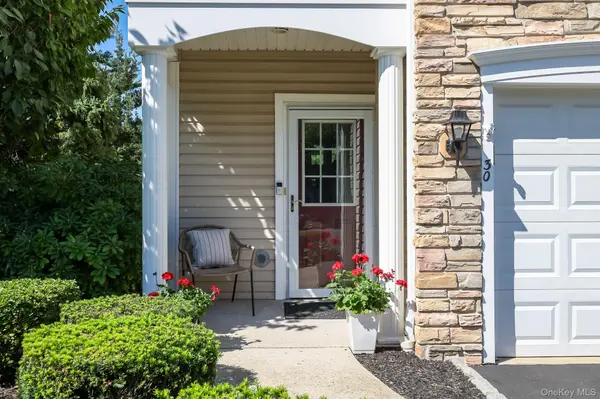 30 Torrey Pine LN, Bay Shore, NY 11706