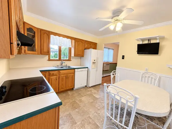 1073 Oakneck RD, Bay Shore, NY 11706