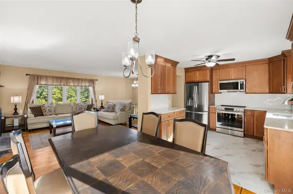 697 East DR, Lindenhurst, NY 11757