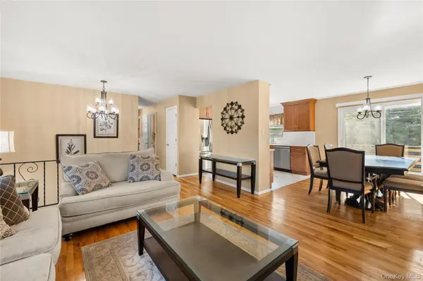 697 East DR, Lindenhurst, NY 11757