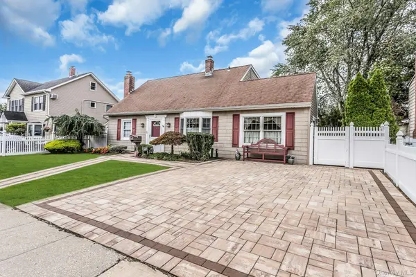168 Saddle LN, Levittown, NY 11756