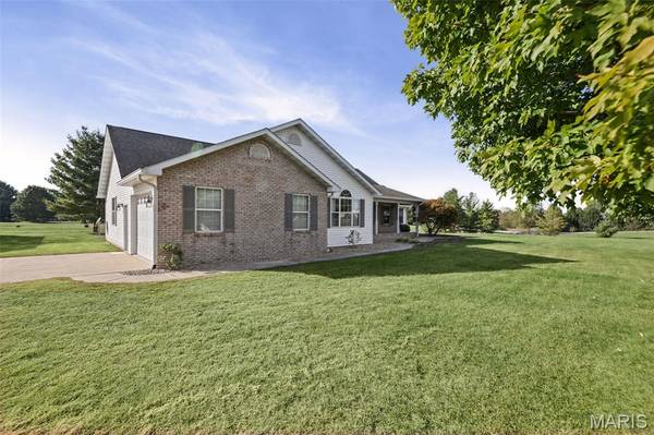 7055 Heartland DR, Moro, IL 62067