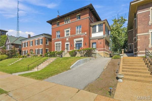 57 Kingsbury PL, St Louis, MO 63112