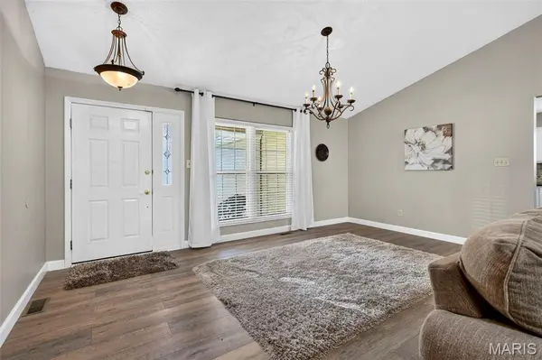 1044 Treeshade DR, St Peters, MO 63376