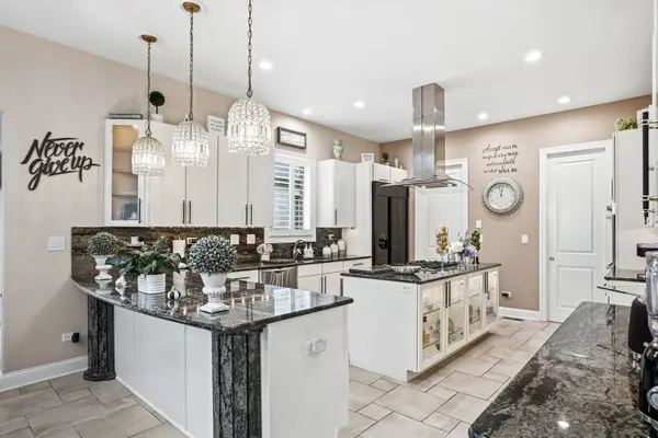 109 Rose DR, Bloomingdale, IL 60108