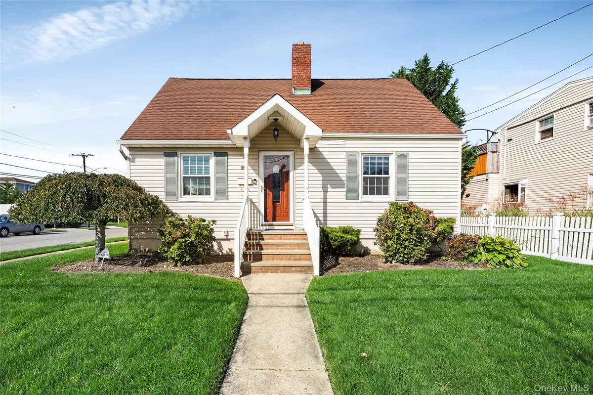 200 Forest AVE, Massapequa, NY 11758