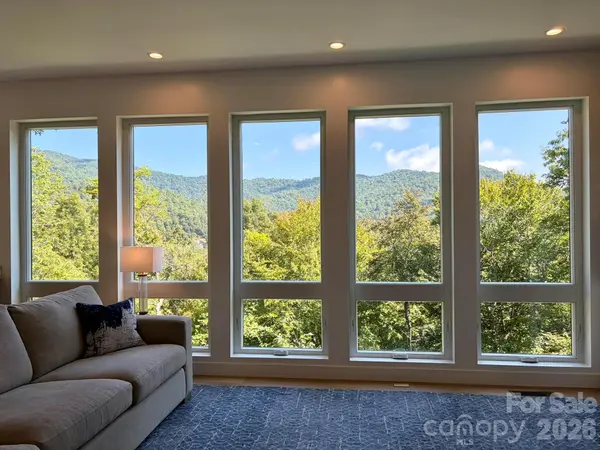 70 Knobby LN, Franklin, NC 28734