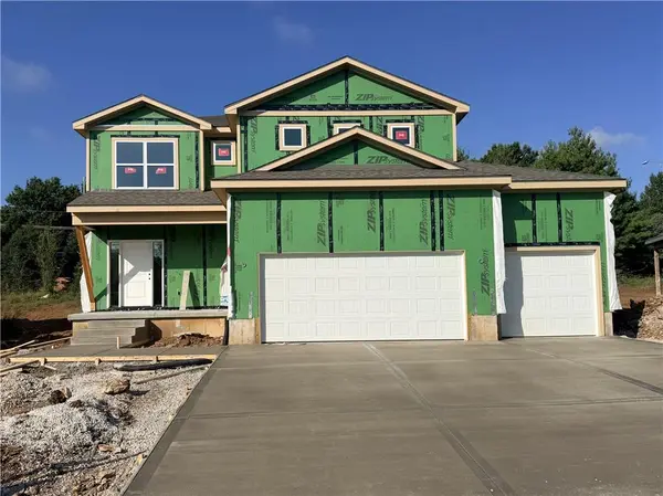 12202 Emerald ST, Olathe, KS 66061