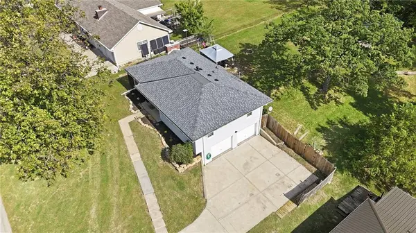 6719 NW Willowick LN, Parkville, MO 64152