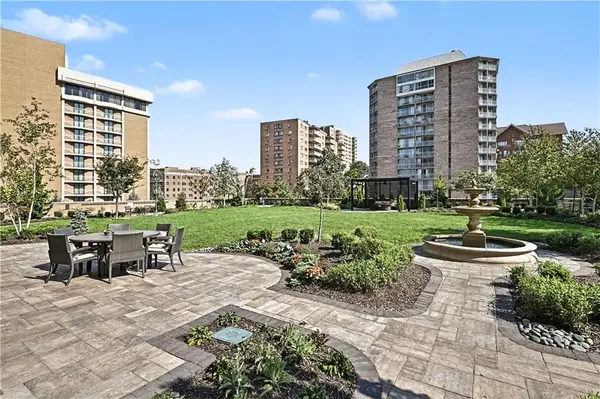 400 W 49th TER #2052, Kansas City, MO 64112