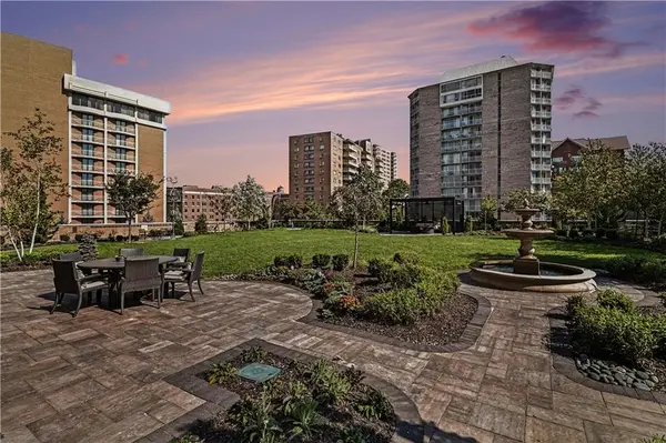 400 W 49th TER #2052, Kansas City, MO 64112