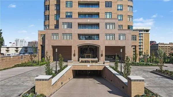 400 W 49th TER #2052, Kansas City, MO 64112