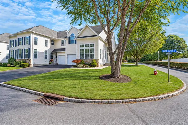 1 Grand Canyon CT, Bohemia, NY 11716