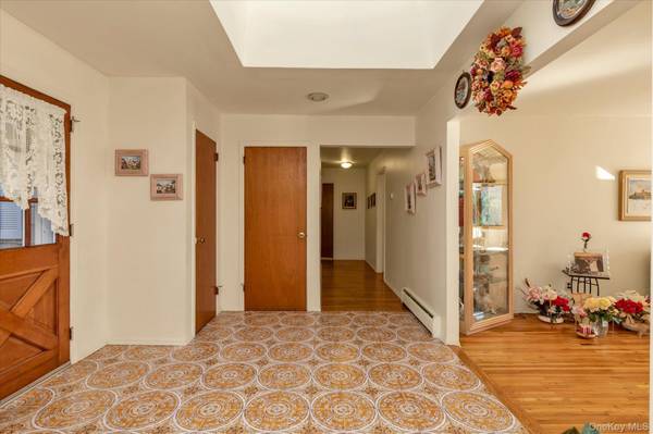 4 Partridge LN, Huntington, NY 11743