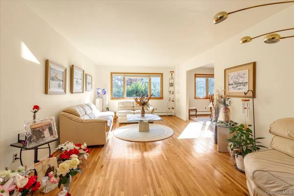 4 Partridge LN, Huntington, NY 11743