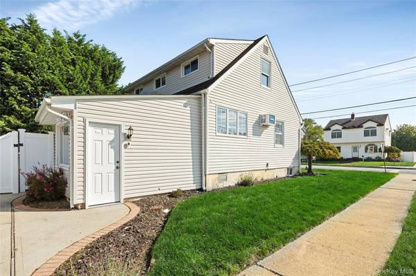 200 Forest AVE, Massapequa, NY 11758