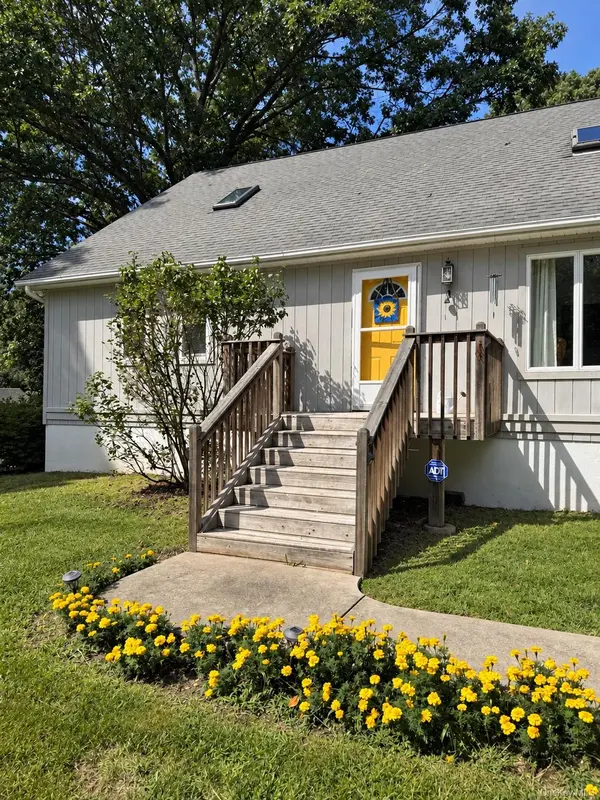 27 Cronk RD, Wallkill, NY 12589