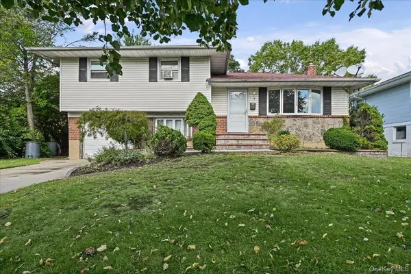 8 Evers ST, Hicksville, NY 11801