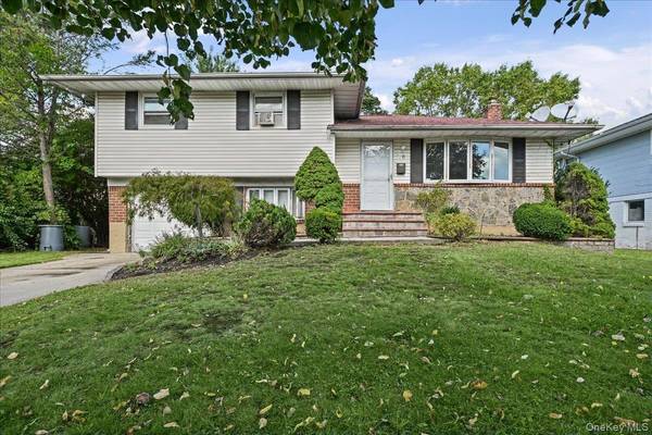 8 Evers ST, Hicksville, NY 11801