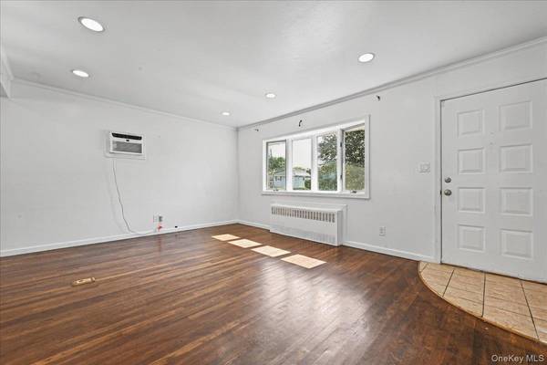 8 Evers ST, Hicksville, NY 11801