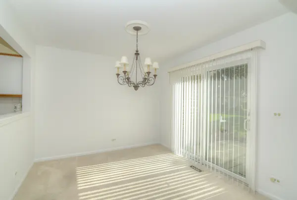 1050 Ridgefield CIR, Carol Stream, IL 60188