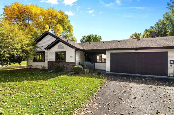576 Donegal CIR, Shoreview, MN 55126