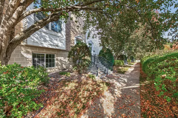 15777 Porchlight LN, Eden Prairie, MN 55347